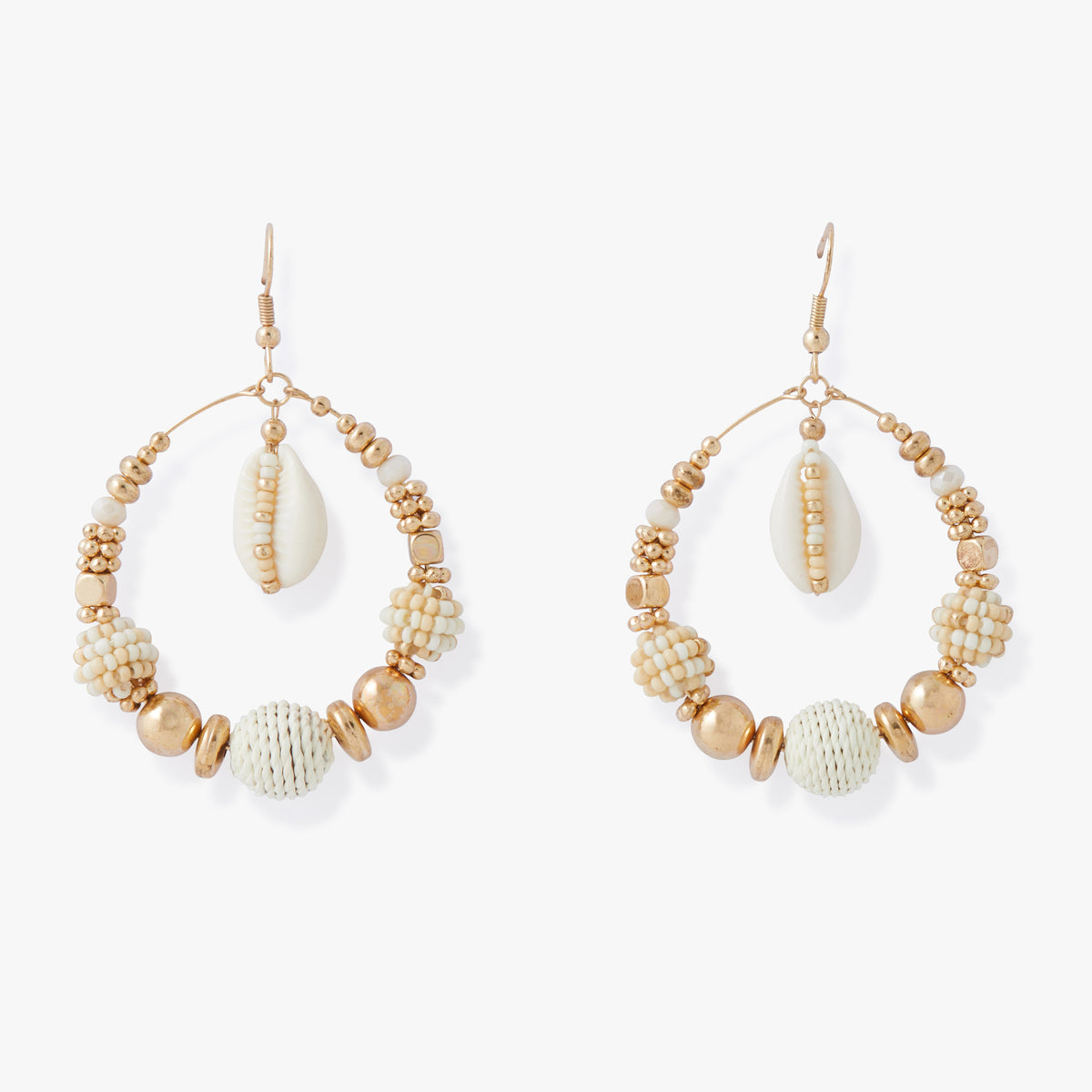 Boucles d'oreilles rondes ornées de perles et de cauris