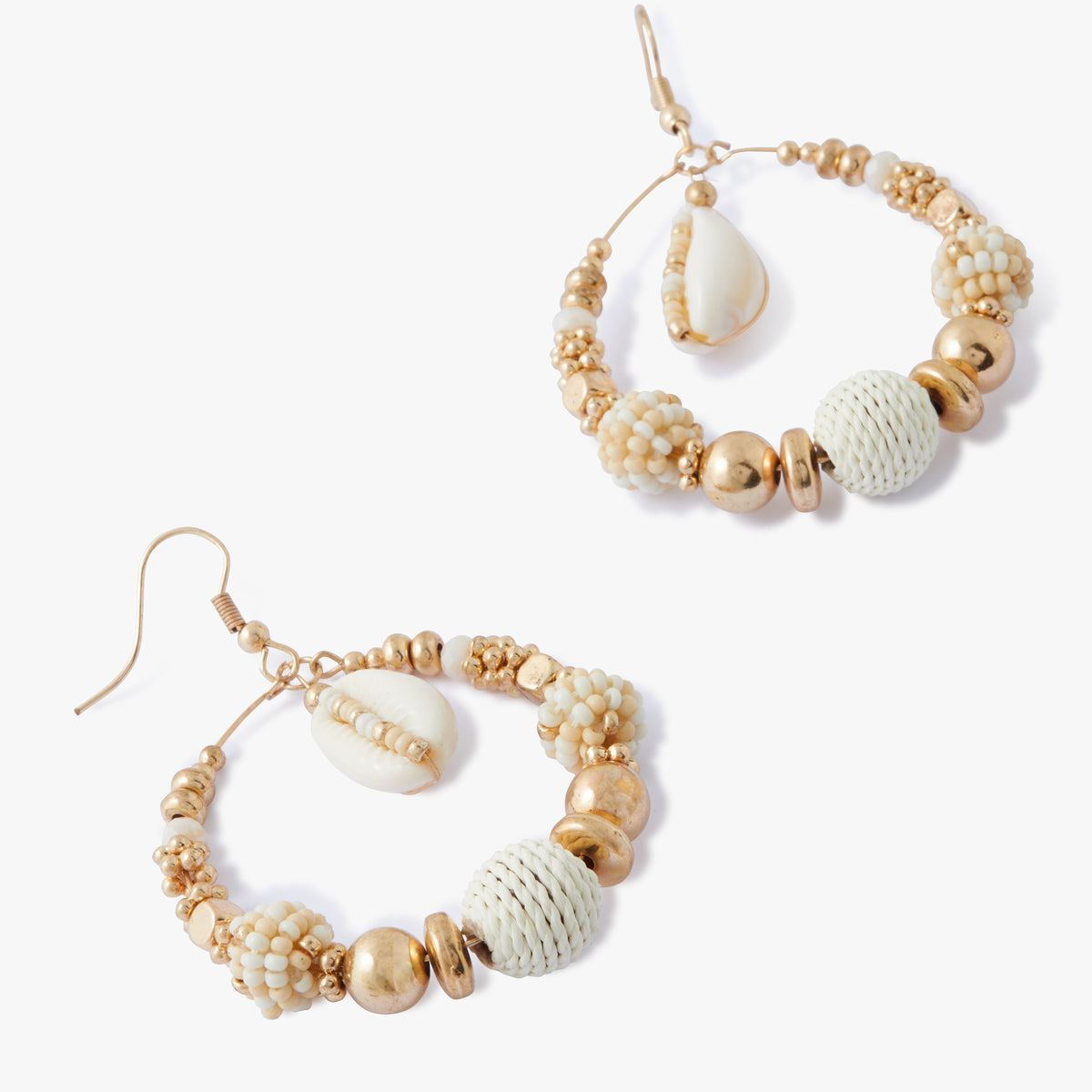 Boucles d'oreilles rondes ornées de perles et de cauris