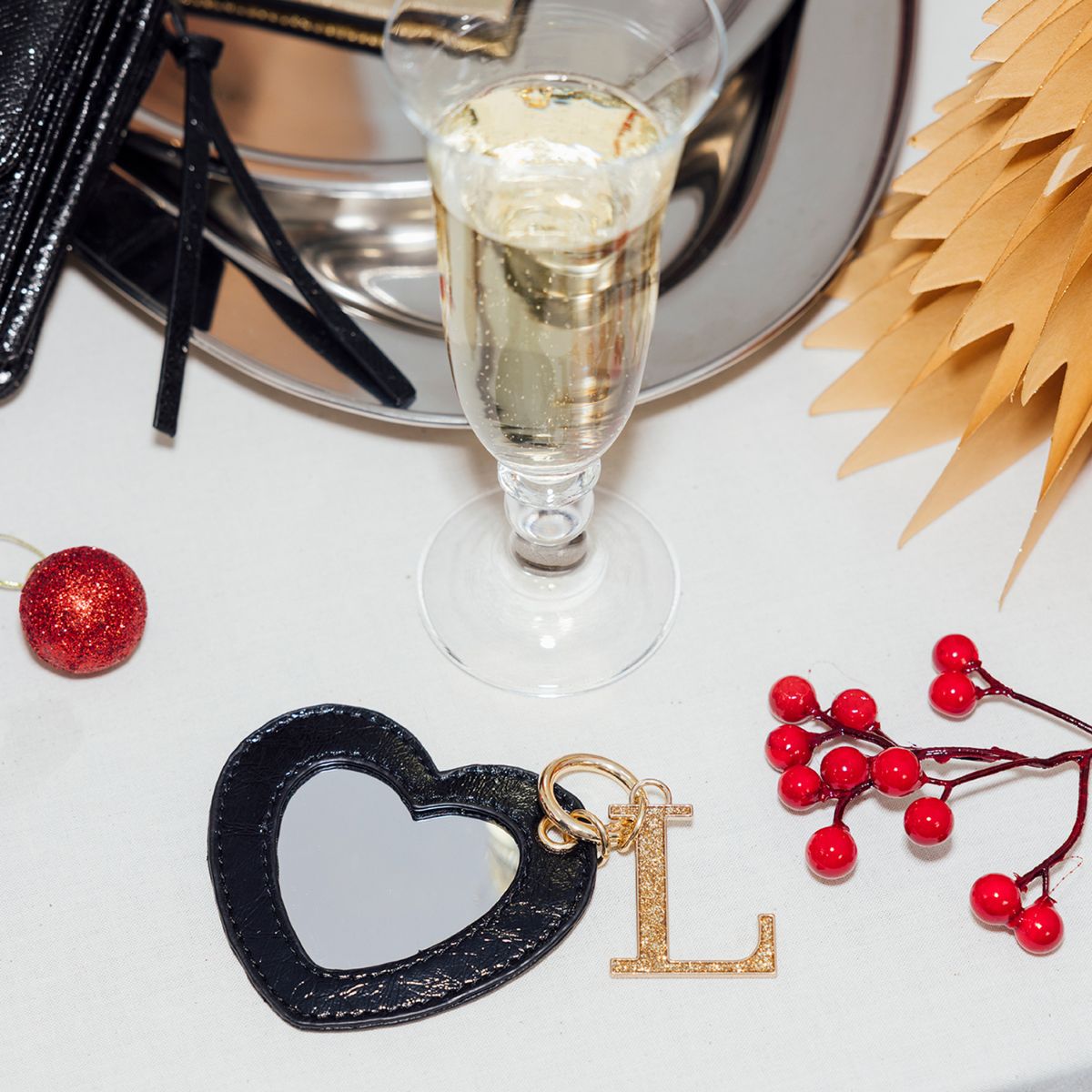 Porte-clés lettre miroir "L" et cœur noir Rody