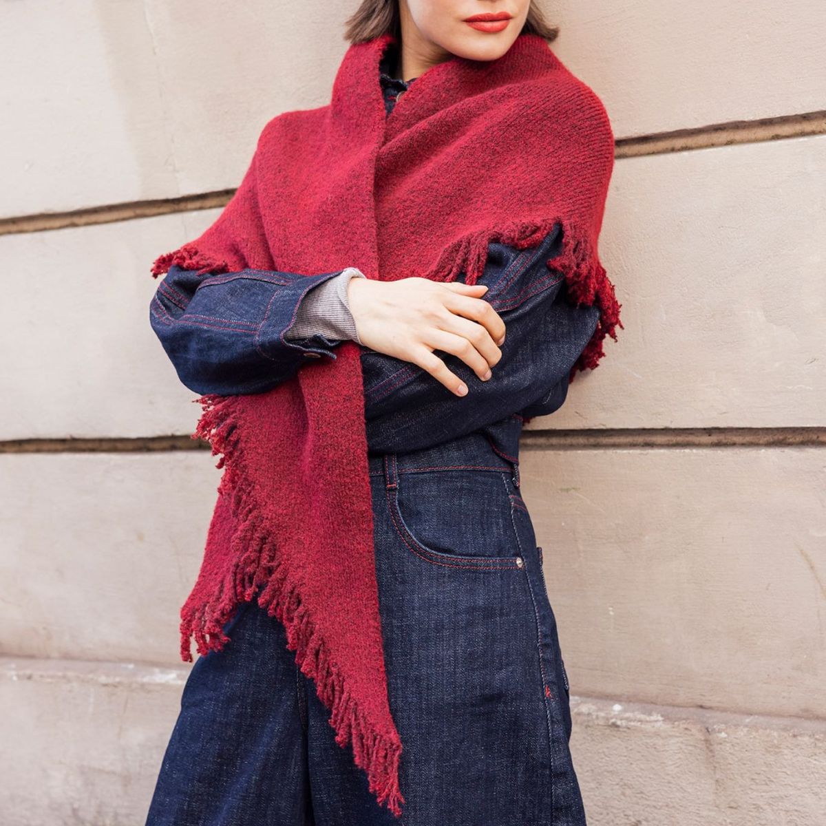 Étole triangulaire en maille chinée rouge à franges Tereska